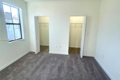 Adosado en venta en Hialeah, Florida, 3 dormitorios, 127.83 m2 № 2019724 - foto 17