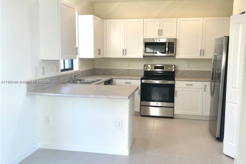 Adosado en venta en Hialeah, Florida, 3 dormitorios, 127.83 m2 № 2019724 - foto 9