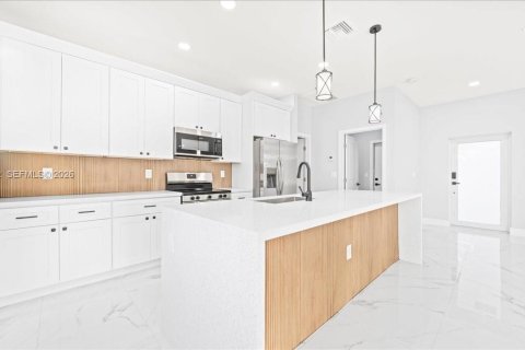 House in Cape Coral, Florida 3 bedrooms, 126.16 sq.m. № 2031443 - photo 14