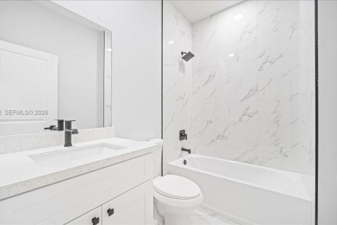 House in Cape Coral, Florida 3 bedrooms, 126.16 sq.m. № 2031443 - photo 11