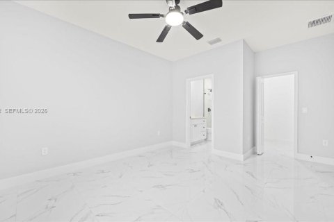 House in Cape Coral, Florida 3 bedrooms, 126.16 sq.m. № 2031443 - photo 3