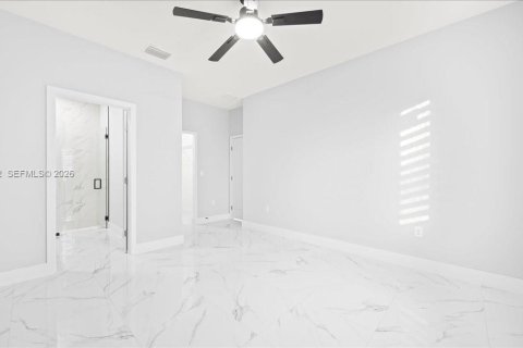 House in Cape Coral, Florida 3 bedrooms, 126.16 sq.m. № 2031443 - photo 6