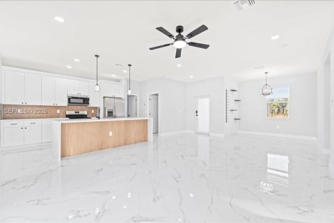 House in Cape Coral, Florida 3 bedrooms, 126.16 sq.m. № 2031443 - photo 12