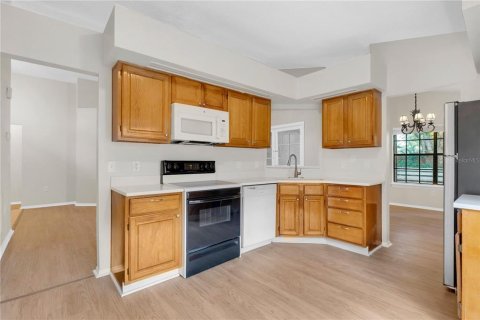 House in Apopka, Florida 3 bedrooms, 132.39 sq.m. № 2339610 - photo 8