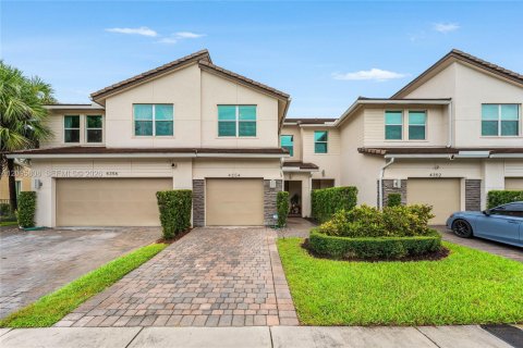Townhouse in Deerfield Beach, Florida 3 bedrooms, 150.22 sq.m. № 2389961