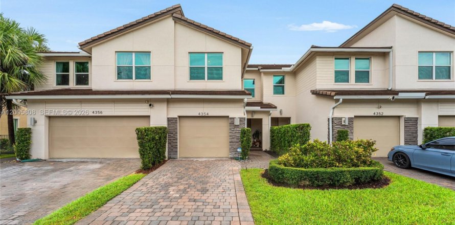 Townhouse in Deerfield Beach, Florida 3 bedrooms, 150.22 sq.m. № 2389961