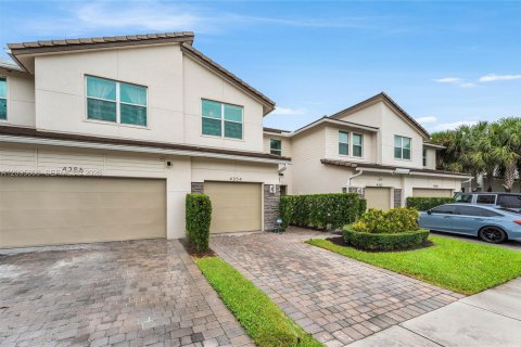 Townhouse in Deerfield Beach, Florida 3 bedrooms, 150.22 sq.m. № 2389961 - photo 3