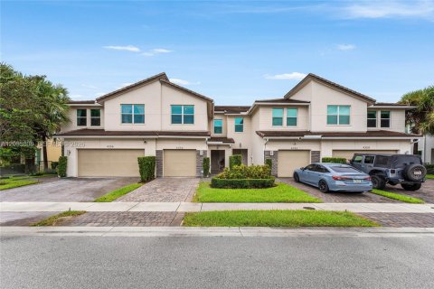 Townhouse in Deerfield Beach, Florida 3 bedrooms, 150.22 sq.m. № 2389961 - photo 2