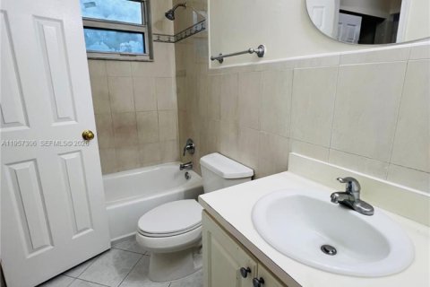 Снять в аренду квартиру в Пемброк-Пайнс, Флорида 2 спальни, 69.86м2, № 2019722 - фото 11