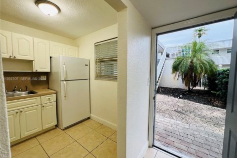 Снять в аренду квартиру в Пемброк-Пайнс, Флорида 2 спальни, 69.86м2, № 2019722 - фото 3