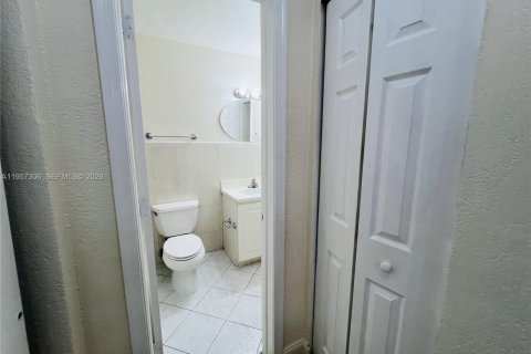 Снять в аренду квартиру в Пемброк-Пайнс, Флорида 2 спальни, 69.86м2, № 2019722 - фото 9