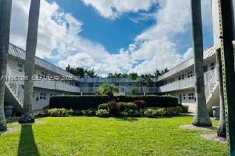 Снять в аренду квартиру в Пемброк-Пайнс, Флорида 2 спальни, 69.86м2, № 2019722 - фото 22