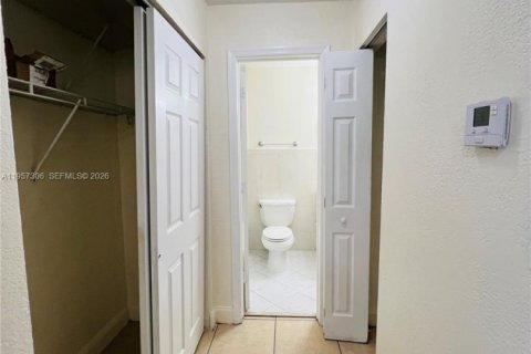 Снять в аренду квартиру в Пемброк-Пайнс, Флорида 2 спальни, 69.86м2, № 2019722 - фото 7