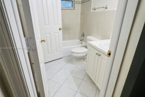 Снять в аренду квартиру в Пемброк-Пайнс, Флорида 2 спальни, 69.86м2, № 2019722 - фото 13