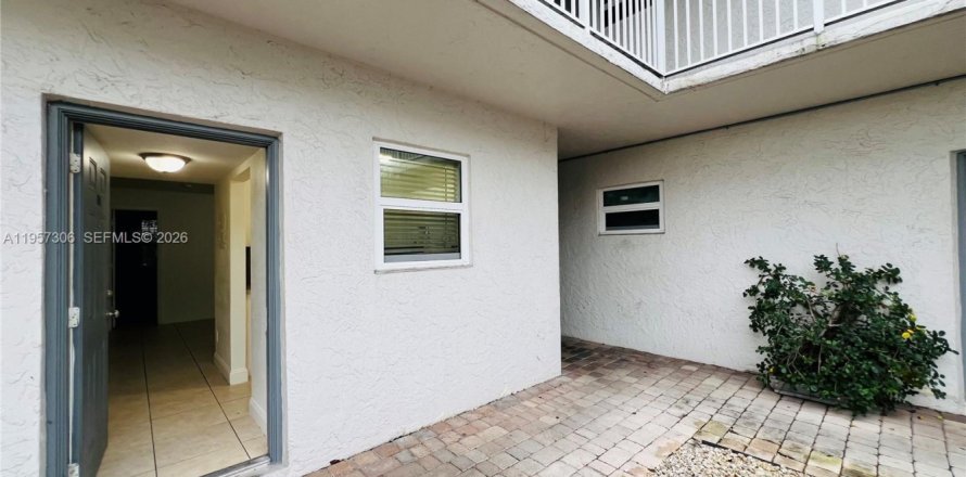 Квартира в Пемброк-Пайнс, Флорида 2 спальни, 69.86м2 № 2019722