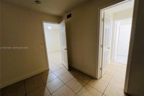 Снять в аренду квартиру в Пемброк-Пайнс, Флорида 2 спальни, 69.86м2, № 2019722 - фото 16
