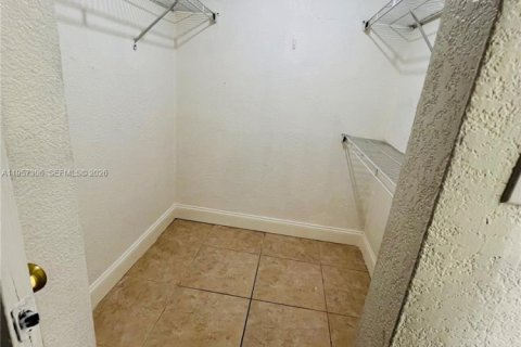 Снять в аренду квартиру в Пемброк-Пайнс, Флорида 2 спальни, 69.86м2, № 2019722 - фото 17