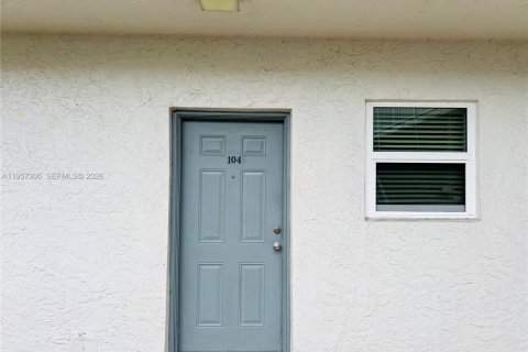 Снять в аренду квартиру в Пемброк-Пайнс, Флорида 2 спальни, 69.86м2, № 2019722 - фото 2