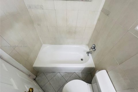 Снять в аренду квартиру в Пемброк-Пайнс, Флорида 2 спальни, 69.86м2, № 2019722 - фото 12