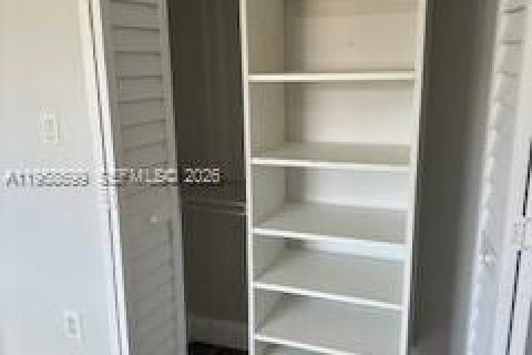 Снять в аренду таунхаус в Майами, Флорида 3 спальни, 135.82м2, № 2023430 - фото 7