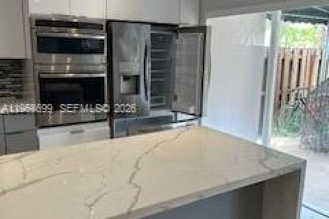 Снять в аренду таунхаус в Майами, Флорида 3 спальни, 135.82м2, № 2023430 - фото 2