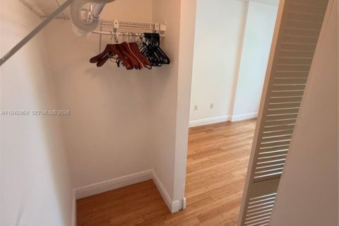 Снять в аренду кондоминиум в Майами, Флорида 2 спальни, 97.64м2, № 1999966 - фото 22