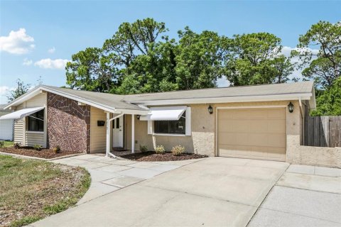 House in New Port Richey, Florida 2 bedrooms, 124.86 sq.m. № 1879401 - photo 1