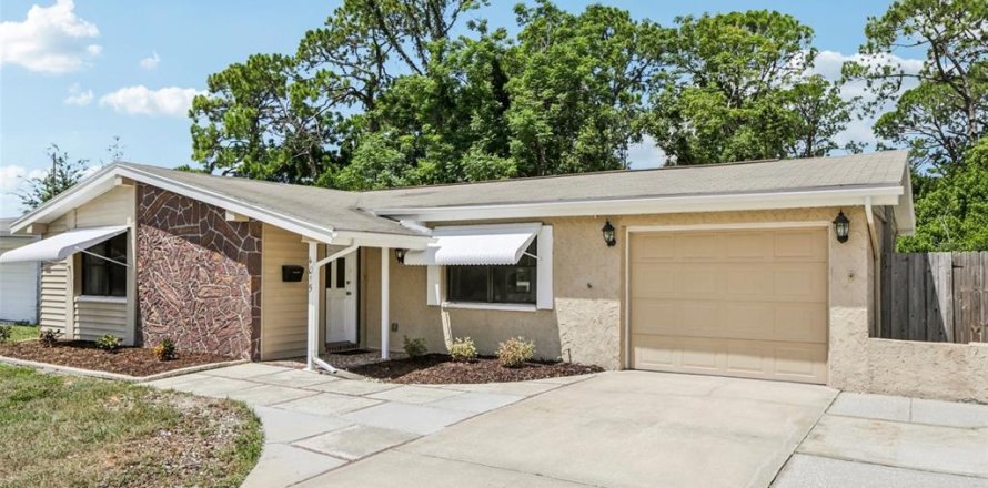 House in New Port Richey, Florida 2 bedrooms, 124.86 sq.m. № 1879401
