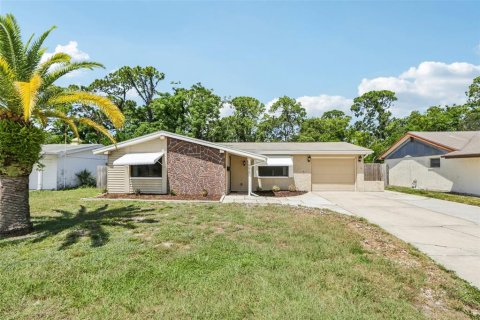 House in New Port Richey, Florida 2 bedrooms, 124.86 sq.m. № 1879401 - photo 2