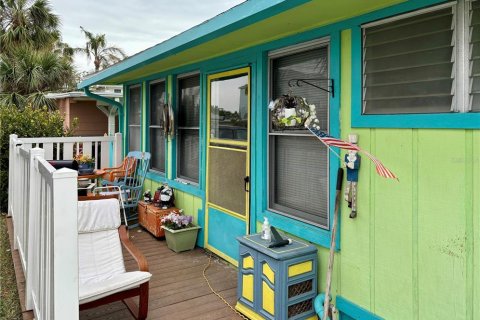 House in Redington Shores, Florida 2 bedrooms, 87.79 sq.m. № 1525726 - photo 1
