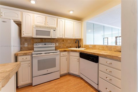 Condo in Hallandale Beach, Florida, 1 bedroom  № 1701863 - photo 9
