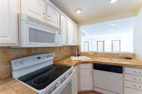 Condo in Hallandale Beach, Florida, 1 bedroom  № 1701863 - photo 11