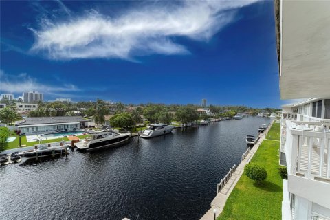 Condo in Hallandale Beach, Florida, 1 bedroom  № 1701863 - photo 3