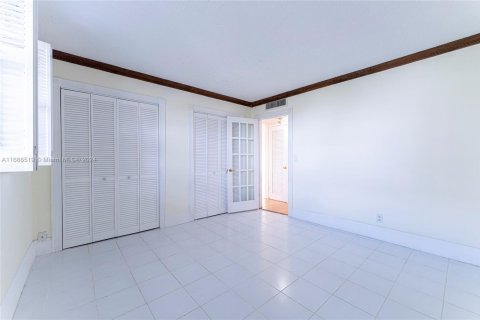 Condo in Hallandale Beach, Florida, 1 bedroom  № 1701863 - photo 21