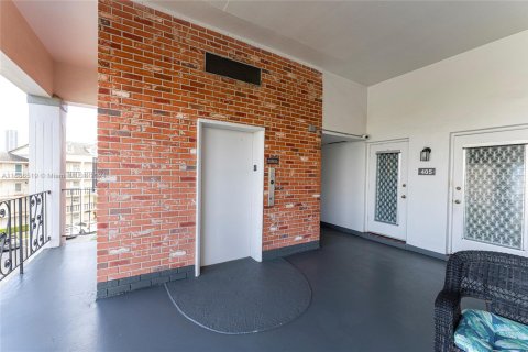 Condo in Hallandale Beach, Florida, 1 bedroom  № 1701863 - photo 30