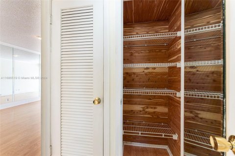 Condo in Hallandale Beach, Florida, 1 bedroom  № 1701863 - photo 23