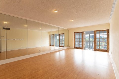 Condo in Hallandale Beach, Florida, 1 bedroom  № 1701863 - photo 13