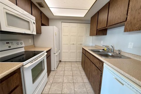 Condo in Saint Petersburg, Florida, 2 bedrooms  № 2377802 - photo 11