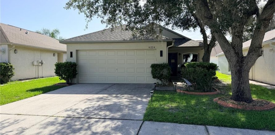House in Wesley Chapel, Florida 3 bedrooms, 107.58 sq.m. № 2221406
