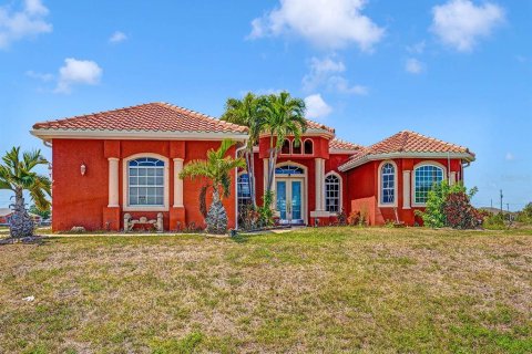 House in Cape Coral, Florida 3 bedrooms, 205.31 sq.m. № 1637381 - photo 5