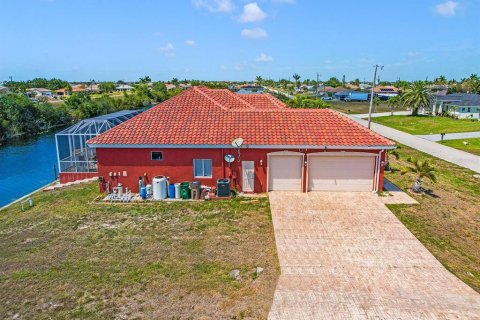 House in Cape Coral, Florida 3 bedrooms, 205.31 sq.m. № 1637381 - photo 2