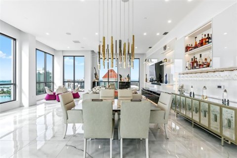 Condo in Sarasota, Florida, 3 bedrooms  № 2100039 - photo 5
