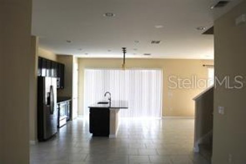 House in Davenport, Florida 4 bedrooms, 245.35 sq.m. № 2216940 - photo 4