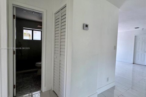 Villa ou maison à louer à Hollywood, Floride: 2 chambres, 96.34 m2 № 1931091 - photo 6