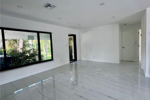 Villa ou maison à louer à Hollywood, Floride: 2 chambres, 96.34 m2 № 1931091 - photo 2