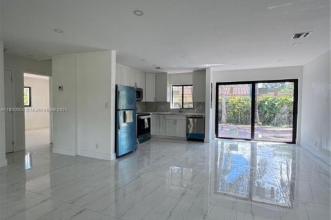 Villa ou maison à louer à Hollywood, Floride: 2 chambres, 96.34 m2 № 1931091 - photo 3