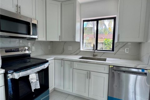 Villa ou maison à louer à Hollywood, Floride: 2 chambres, 96.34 m2 № 1931091 - photo 4