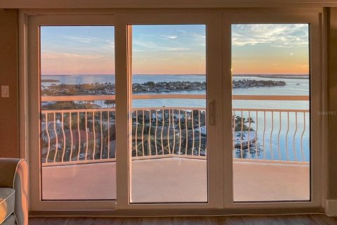 Condo in Saint Petersburg, Florida, 1 bedroom  № 1915940 - photo 6