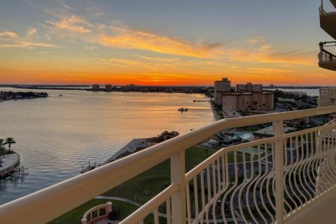 Condo in Saint Petersburg, Florida, 1 bedroom  № 1915940 - photo 1