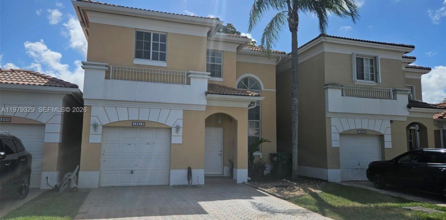 Casa en Miami, Florida 3 dormitorios, 181.81 m2 № 2043777